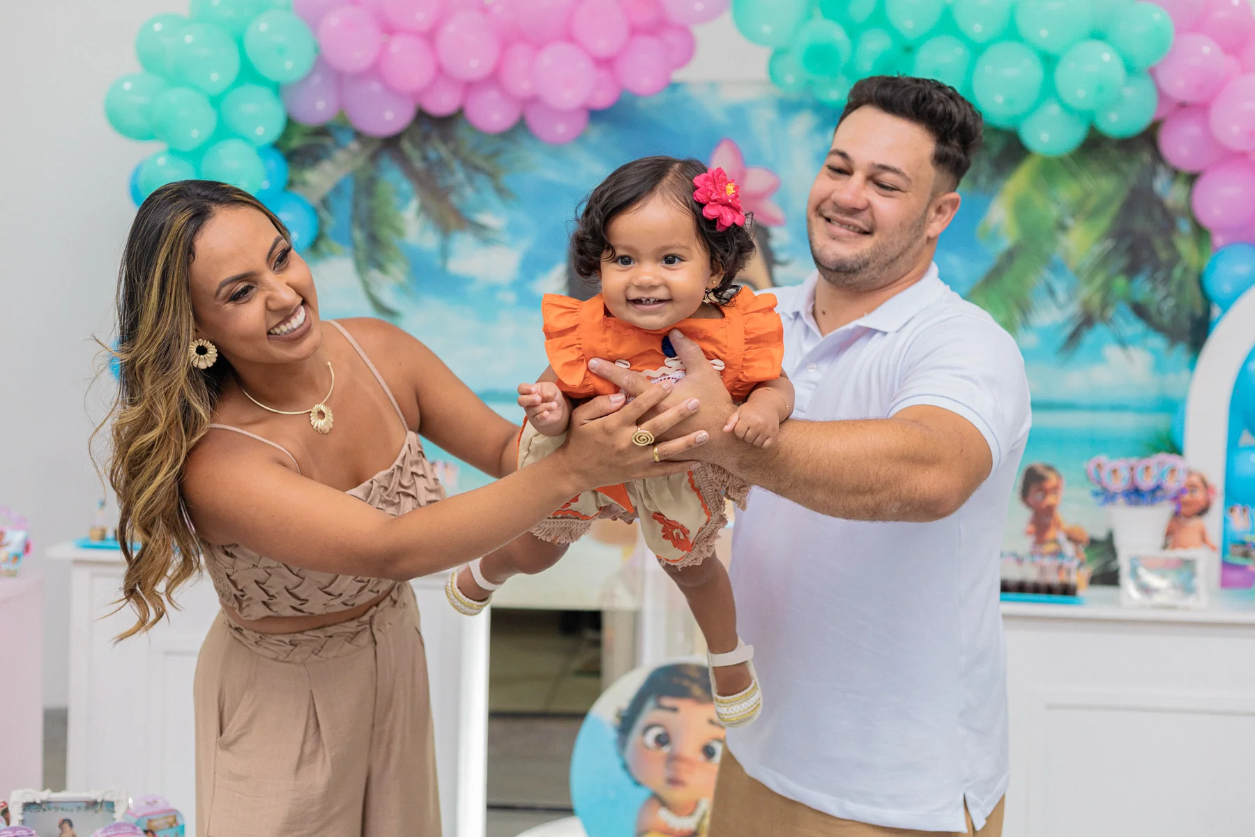 Família celebrando um aniversário infantil