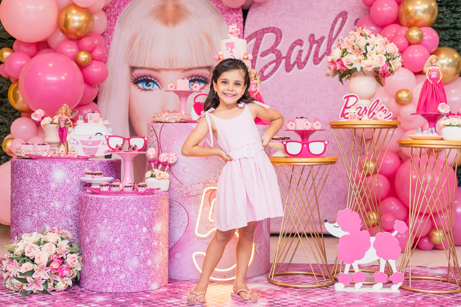 Aniversariante em cenário de festa infantil rosa